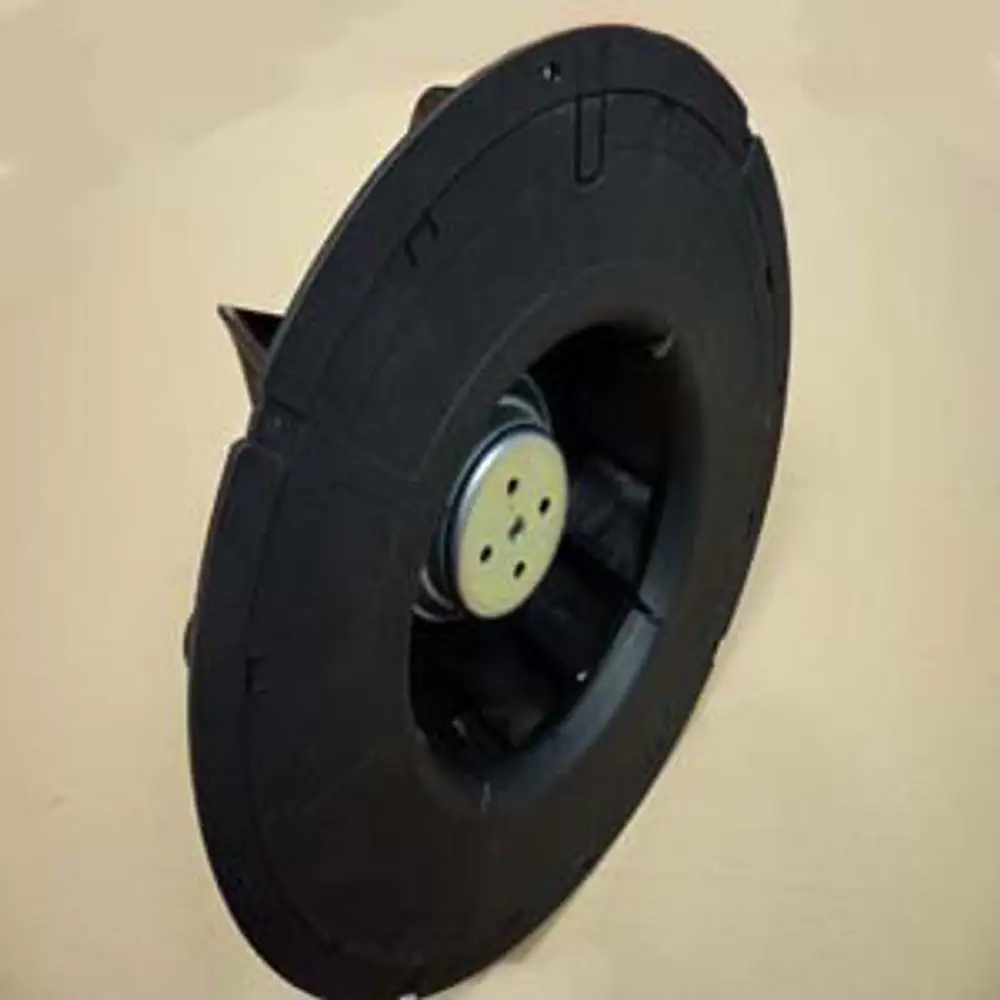 Schwarze, runde Ventilator-Komponente mit zentrales Metallteil und mehreren Halteclips, ideal für Anwendungen von Remeha.